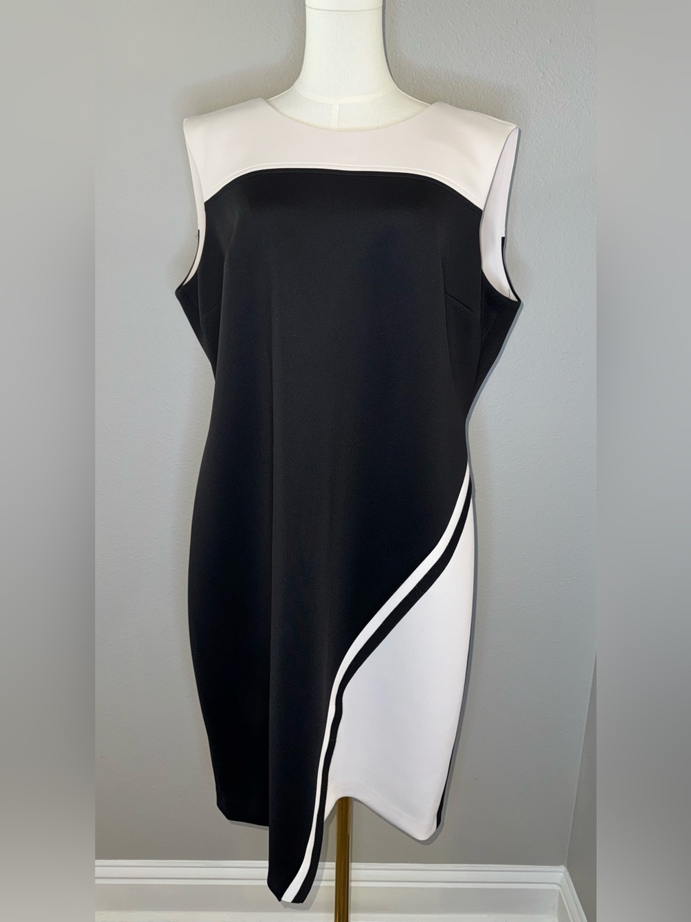 Calvin Klein Black and White Sleeveless Colorblock Shift Dress